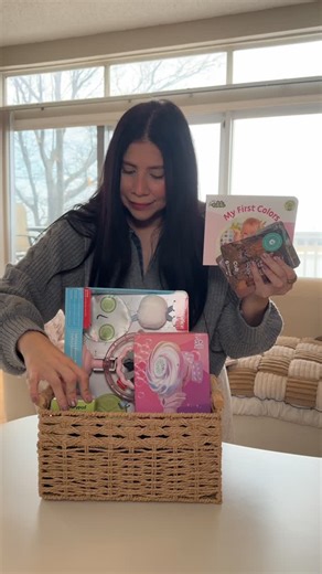 Alexandra Leonett | 📍VA 🇺🇸 on Instagram: "Hice una cestica de San Valentín para Emma 💕🥹 Estos fueron los productos que le puse: @fisherprice Self-Care Sensory Set – set sensorial estilo mini skincare, demasiado cute y perfecto para estimular sus sentidos 🤍 Bubble Machine Maquinita de burbujas – lista para primavera/verano 🫧☀️ Swimsuit Traje de baño – porque ya viene el summer ✨ @storypod Starter Set + My First Colors + Animal Cards + Toucan (75 mins of music) – set interactivo educativo q