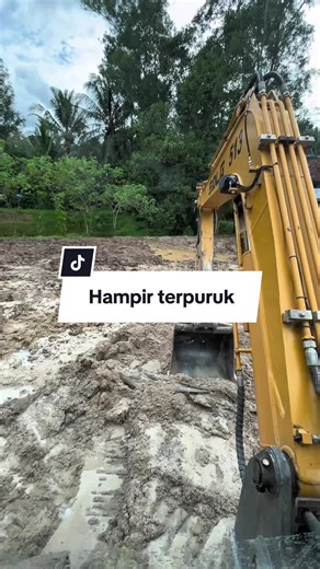 Proses Pembuatan Kolam Ikan Menggunakan Excavator Mini