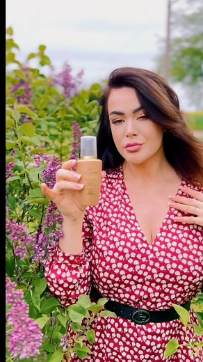 Švytėjimo sezonas jau čia! ☀️🥰 COLLISTAR naujiena - Magic Drops Glow švytėjimo suteikiantis kūno koncentratas ✨ 💎 Lengvos ir gaivios tekstūros gelinis serumas. 💎 Visų atspalvių odai. 💎 Greitai paryškina, suteikia auksu spindintį atspalvį. 💎 Su mikroperlais ir aukso pigmentais, drėkinamosiomis medžiagomis ir antioksidantais. 💎 Atsparus prakaitui. Nesitepa #douglaslietuva #collistar #collistarlietuva #odai #svytintioda | Collistar