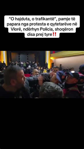 “O hajduta, o trafikantë”, pamje të papara nga protesta e qytetarëve në Vlorë, ndërhyn Policia, shoqëron disa prej tyre‼️ Qytetarë të Vlorës, të mbështetur edhe nga disa anëtarë të Forumit Rinor të Partisë Demokratike, kanë ndërprerë mbrëmjen gala të organizuar nga Bashkia e qytetit në teatrin “Petro Marko”, në kuadër të festave të fundvitit. Shkak i reagimit të fortë ka qenë mungesa e plotë e ujit të pijshëm, problem që qyteti po e përjeton prej tre ditësh rresht. Të revoltuar, protestuesit kan