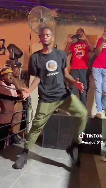 never challenge this boy his a trap😅💣💥🔥🚨💃🏾🤞🏾. #majozi012 #dance #viralvideo #trending #intertainment #fyp #fypシ゚viral #footwork