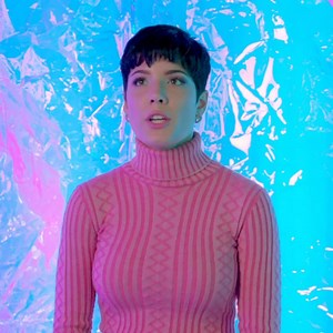 799 reactions · 34 shares | #Songforthat - Halsey. Wir haben die sympathische Künstlerin getroffen und sie mit unseren brennendsten Fragen gelöchert  Das Ergebnis seht ihr hier  Welchen Song sie ihrem jüngeren Ich vorspielen würde oder was Halsey beim Kochen hört, das alles und viel mehr erfahrt ihr in unserem Song for that mit Halsey. | Amazon Music DE | Facebook