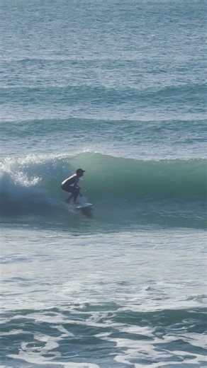 木村 海水 Miyuku Kimura on Instagram: "⁡ @dhdsurfjapan ⁡ パパの 2025年 NEW MODEL PHOENIX FLIGHT 初めて乗ってみた！ ⁡ パワーのあるタル波にも関わらず安定性があるから 安心してターン出来るし ターンしやすかった🔥 すごいスピードで走るのとスタンスミスってても それはそれでキマるからビックリした！ 小波から頭まで行けるらしいオールラウンド✌🏼 ⁡ フィンボックス5個あるのは いろいろ遊べるから嬉しいな🫣 ⁡ BOARD：PHOENIX FLIGHT / 5'6 - 28L FIN：KOLOHE ANDINO TRI FINS M ⁡ ⁡ #dhdsurfboard #dhd #Phoenixflight"