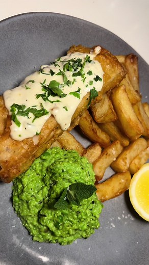 FISH AND CHIPS! 🐟🍟 If you enjoyed video, I would greatly appreciate any interaction/support you’re willing to give ❤️ Full recipe is on my instagram -@domcravesfood #food #easyrecipe #fyp #cooking #tasty #asmr #recipe #british #fish #chips