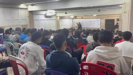 📚✨ جزء من فاعليات حصة مستر أحمد الدهبي استاذ التاريخ في سنتر الرحمة – المعادي لطلاب الصف الثالث الثانوي ❤️‍🔥 واللي ميحضّرش مع مستر الدهبي… بصراحة فايته كتير جدًا! شرح فاهم، تبسيط غير طبيعي، وتركيز على أهم نقاط الامتحان بشكل يخليك داخل اللجنة وانت مطمن 💯🔥 الدنيا بتتزبط معاه حرفيًا 😍 📍 العنوان: المعادي – شارع 9 بجوار محطة مترو المعادي – بجوار مسجد الرحمة 📞 للحجز والاستفسار: 01034706553 – 01115822267 – 23591343 | سنتر الرحمه المعادي