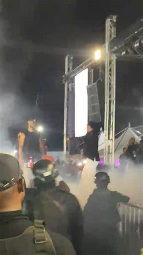 On my way back from benin, I saw a flyer of Flavour Nabania homecoming on 30th December😊. I made up my mind that I will attend the concert😍. Of course,Chinedu Okoli(Flavour) out did himself☺️ and I loved the performance of Kolaboy ❤️, Waga G😍, Slow dog💞. Now, my favourite part was when flavour introduced Odumeje😂😂😂😂😂😂. Ị ṅukwa m "The only man that has never lost a battle since 1996 till date😂😂😂😂". I love their brotherhood 😍😊. Wait!!!! I wanted to rate the concert but half of the 