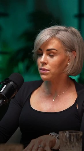 Science tells us what works for the average. Coaching is about what works for you. There’s a massive difference between evidence-based (following the manual) and evidence-informed (blending research with intuition). Top coaches have the ability to read the room, feel the energy shift, and hold space for the stuff a screen can’t see. AI can give you the "what," but it can’t provide the soul-to-soul connection that actually creates change. #sciencebasedtraining #fitnesscoaching | Rachel Godfrey - 