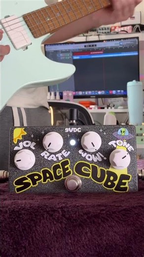 🛸 This alien guitar pedal does octaves! 🛸