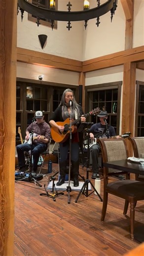 The Christmas vibes are live right now! ✨🎶 The Amanda Keeley Trio is performing a special holiday set until 8:30 - come by for festive music, drinks, and dinner! 🎄 | The Ivy Restaurant