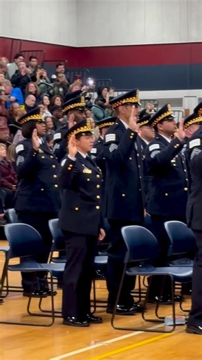 𝙉𝙤 𝙗𝙚𝙩𝙩𝙚𝙧 𝙬𝙖𝙮 𝙩𝙤 𝙘𝙡𝙤𝙨𝙚 𝙤𝙪𝙩 𝙩𝙝𝙚 𝙬𝙚𝙚𝙠 𝙩𝙝𝙖𝙣 𝙗𝙮 𝙘𝙚𝙡𝙚𝙗𝙧𝙖𝙩𝙞𝙣𝙜 𝙩𝙝𝙚 𝙤𝙪𝙩𝙨𝙩𝙖𝙣𝙙𝙞𝙣𝙜 𝙡𝙚𝙖𝙙𝙚𝙧𝙨 𝙨𝙩𝙚𝙥𝙥𝙞𝙣𝙜 𝙞𝙣𝙩𝙤 𝙩𝙝𝙚𝙞𝙧 𝙣𝙚𝙭𝙩 𝙘𝙝𝙖𝙥𝙩𝙚𝙧! 🙌 Congratulations to all the new Sergeants and Commanders. Here’s to your continued excellence in leadership! 👏 #cpd #chicagopolice #chicagopolicedepartment #chicagopd #chicago #chi #jobfair #job #career #careerfair #apply #applynow #hiring #recruitment #law #lawenforcement | Join Cpd