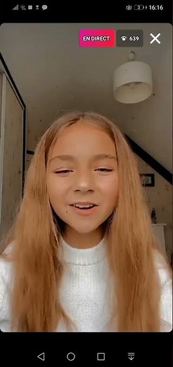 Valentina chante "Je chante" sur son live