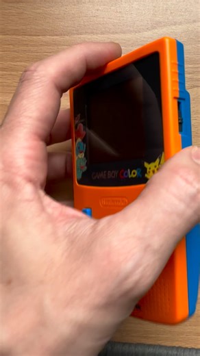 Hugo Coelho on Instagram: "Gameboy color complètement restaurée et personnalisée 😍 La coque a été changée, vitre de protection changée. Tout est neuf 😊 @playback_reparation #gameboycolor #pokemon"