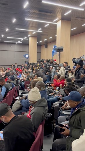 🇨🇲🎤 La conférence de presse bondée de journalistes pour le passage des Camerounais David Pagou et Christian Kofane ! #beINCAN2025 #beINSPORTS | beIN SPORTS France