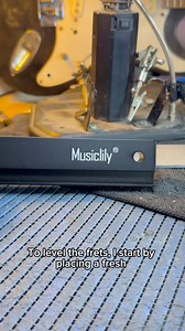 Fret leveling without taking the guitar strings off Here’s the link for the Musiclily leveling beam. https://tinyurl.com/4ptfuau8 #luthier #laudero #Musiclily Musiclily.official Munich Hunter | Humberto Perez