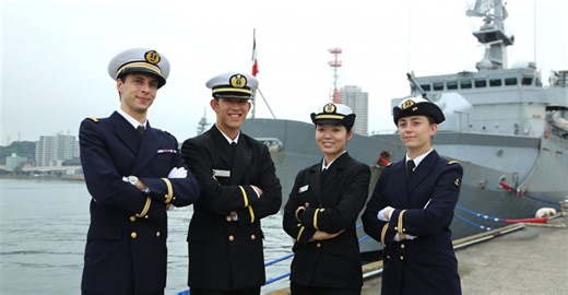 横須賀 フランス海軍フリゲート「プレリアル」が寄港 日米豪と共同演習へ 動画 | カナロコ by 神奈川新聞