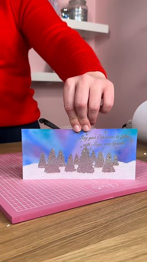 A Christmas card that truly sparkles 🌌✨ Bring the magic of the Northern Lights to your festive makes with a touch of glitter and a whole lot of Christmas cheer 💜 | Chloes Creative Cards