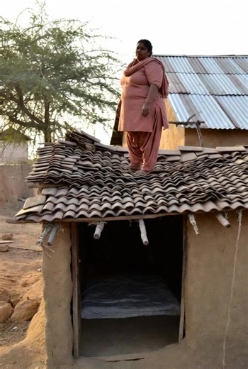 The mud roof prank with villager chubby woman 😘 like, follow, share #interesting #mud roofprank #funnymoments
