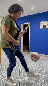 Incredible Mastery of Balon and playing the Bass🤯- Dire Straits - Sultans Of Swing - Cover It’s amazing to be able to enjoy playing bass and playing ball at the same time🥳✨. #sultansofswing #direstraits #guitarra #guitarcoversong #bass #bassguitar #balloons #ballbass | Damian Salazar