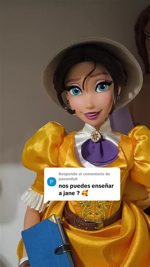 Respuesta a @paoandy6 Claro que sí, aquí tenéis video de Jane , muñeca que iba a ser exclusiva de la d23 y finalmente fue exclusiva del parque. Para hacerla más completa le he añadido sombrero, guantes, libro, paraguas y aunque no sé le vean lleva sus medias y enaguas, lo que debería llevar al tratarse de una muñeca tan exclusiva en mi opinion. #jane #tarzan #muñeca #disney #coleccion