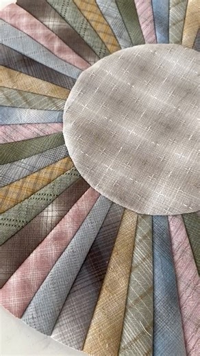 スタジオキルト on Instagram: "𓂃🪡🫧𓈒𓏸 48枚の布を順につなぐだけの 簡単なピースワークですが 歪みやすいので丁寧に仕上げます✨ ✼••┈┈┈┈••✼••┈┈┈┈••✼ 𝑆𝑡𝑢𝑑𝑖𝑜 𝑄𝑢𝑖𝑙𝑡: 北海道帯広市（十勝）にある パッチワーク教室です オンラインショップと （24時間受付・年中無休） 実店舗（毎週金・土）を運営 オリジナルキットをはじめ 生地・パッチワーク用品 などを扱っております🪡✨ ❁ プロフィール欄に 通販サイトやYouTubeなどの リンクを貼っております ✼••┈┈┈┈••✼••┈┈┈┈••✼ 「ショップを見る」または写真を タップして詳細をご覧いただけます ❁できるだけ実物の色に近くなるように 努めておりますが お使いの環境 （モニター、ブラウザ等）の違いにより お色が多少異なって見える場合が ありますので予めご了承ください #趣味 #手芸 #先染め #針仕事 #手縫い #チクチク #ちくちく #ハンドメイド #パッチワーク #パッチワーク教室 #パッチワーク専門店 #パッチワークキルト #スタジオキルト #