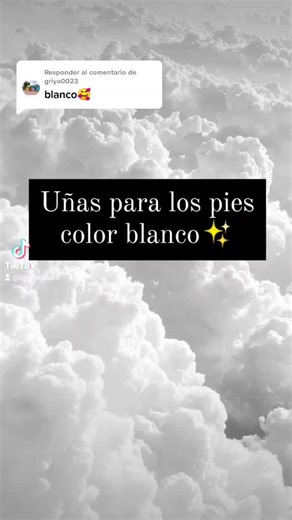 Ideas creativas de uñas para pies en color blanco