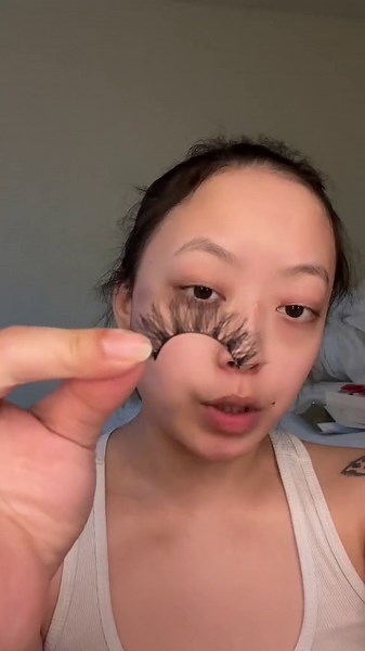 I tried 20 dollar DIY lash extensions at home with strip lashes