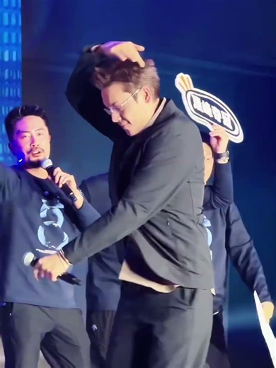 William Chan looked so attractive dancing at the event! 陈伟霆在年会上跳《love u2》，用胸膛卡点