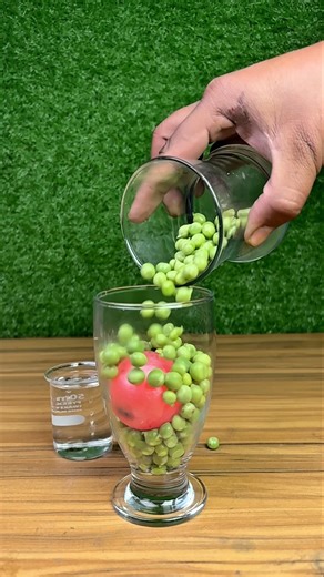 1000°C Metal Ball vs Peas🫛 #oddlysatisfying #experiment #foodshorts