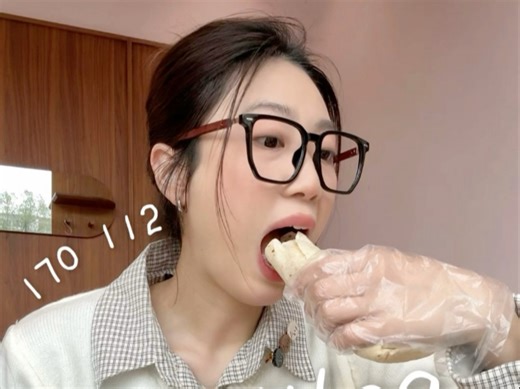 vlog 170 112｜130瘦到108生活化减脂在便利店应该怎么吃｜羽衣甘蓝果蔬汁 农夫卷 黑麦坚果多多贝果 热美式｜大口饭团茄汁蛋包鸡 奥尔良鸡腿 橙汁