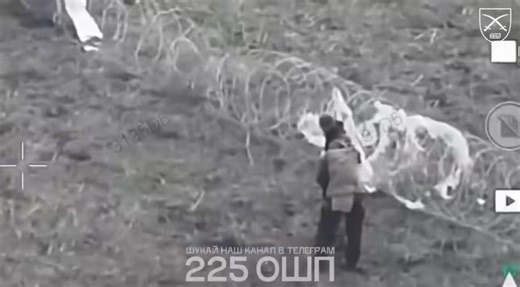 🇷🇺 A Russian soldier slaps his wounded comrade then walks away, leaving him to crawl alone through a field.A brutal glimpse of what “brotherhood” looks like on the Russian front.