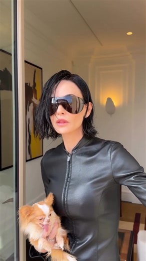 Demi Moore looks stunning with her new short hair 🤩 Rocking a full leather getup for the Gucci show at Milan Fashion Week, the actress, 63, wowed everyone with her new look, her dog Pilaf by her side 💖 📽️ : #DemiMoore #BradGoreski | HELLO! Canada