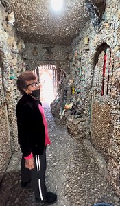 2.7M views · 74K reactions | ¡Increíble lugar! 﫢 La casa de piedra de doña Jovita que construyó con sus propias manos gracias a que su esposo la abandonó y nunca regresó, ni por el cambio 凉 #AyudameACompartir para que más gente conozca su historia  Ubicación:  https://maps.app.goo.gl/RTxsHWVm64LXCbYi7 | El Tour de Alex J Castillo | Facebook