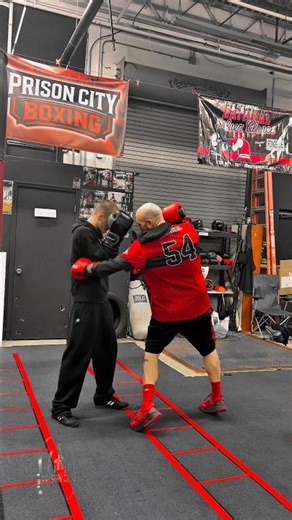 Setting up the body shot with an uppercut. #boxingdrills #boxingcoach #boxinglife #BoxingTechnique