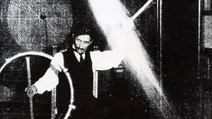 Increíblemente un mundo en el que todos los aparatos eléctricos estuviesen alimentados de energía automáticamente todo el tiempo sin necesidad de cargadores o cables fue concebido hace más de un siglo por el inventor Nikola Tesla. 📺 ¿Te gustó este video? Cuéntanos por qué abajo en comentarios. #AlienígenasAncestrales | HISTORY