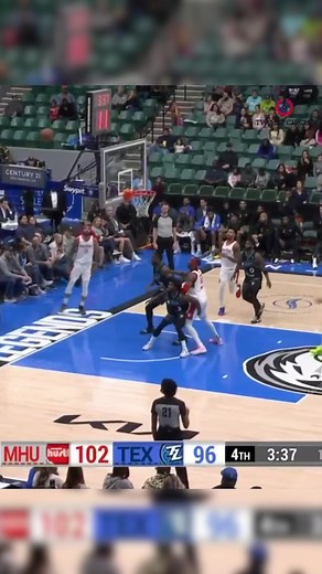 Still trying to figure out how Mike got the ball in the hoop 🤯 Two Bit Circus | Texas Legends