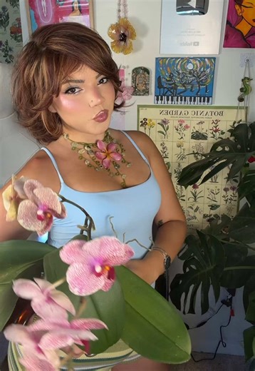 Orquídeas cultivadas y flores en resina para nueva colección