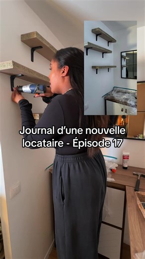Journal d’une nouvelle locataire épisode 17 Les planches ne tenaient toujours pas. Et honnêtement, j’étais à deux doigts d’abandonner. Alors on a changé de stratégie : on a commencé par installer le miroir verrière. Percer, repercer, reboucher des trous… mon mur a clairement souffert. Mais finalement, il tient. Et il change complètement la pièce. Ensuite, on est retournées au vrai problème : les planches. On les a poncées, ajustées, recalculées… et contre toute attente, elles ont fini par tenir.