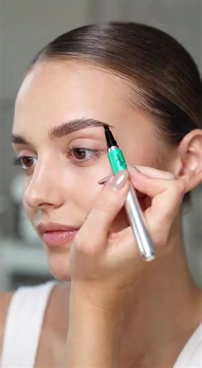 Perfekt für Anfänger! 3D-Natur-Augenbrauenstift hält den ganzen Tag #shynebrowcolor #microblading #makeupreview #eyelashextensions #newmakeup #beautyfinds #browtransformation #megavolumelashes #longlastingmakeup #diybeauty #MakeupTutorial #AugenbrauenTutorial #LangzeitMakeup #WasserdichtMakeup #TikTokBeauty #BeautyHacks