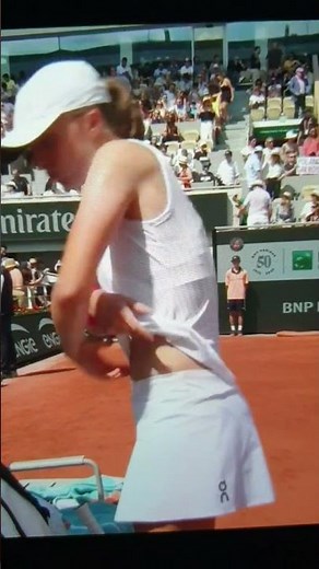 Iga Swiatek changing shirt, Roland Garros Final 2023.