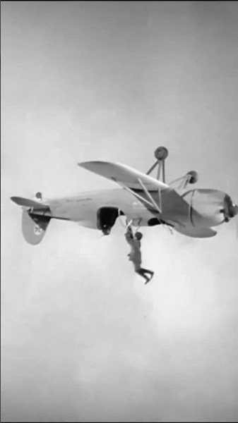Upside Down, Charlie Chaplin, The Great Dictator 1940 #charliechaplin #movie #comedy
