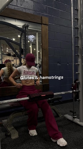 Save for your next Glutes & hamstrings leg day workout @DFYNE winter berry impact(dc BAILEY) Workout details⬇️ - hipthrusts 4x10 - RDLS 3x10 - seated leg curl 3x12 - cable glute medius kickbacks 3x15 - cable hamstring curls 3x12 #legday #legworkout #glutesworkout #glutes #dfyne