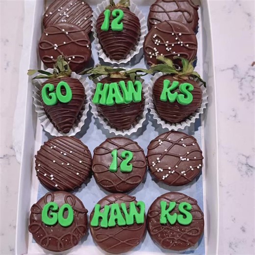 Seattle Seahawks treats #chocolate #treatmaker #chocolatecoveredstrawberries #seattleseahawks #seahawks