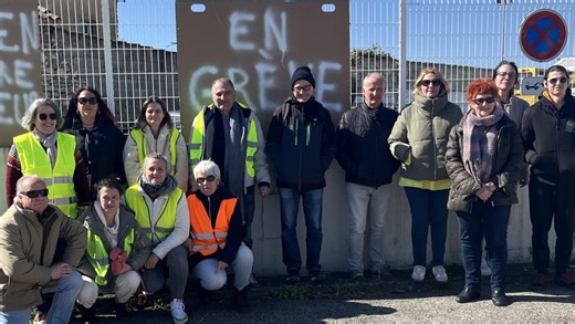 Une vingtaine d’employés d’Autocars Faure se met en grève pour soutenir son directeur mis à pied, à Bagnols-sur-Cèze