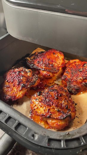Gochujang chicken recipe 👇🏼 -4 chicken thighs, dried well -1/2 tsp salt -1 tbsp gochujang -1 tsp sesame oil (@momofukugoods ✨) -1 tbsp olive oil -1 tbsp brown sugar -1 tsp baking powder -2 tsp garlic powder -1 tsp black pepper Airfryer at 380F skinside down for 10 mins, then flip and airfry for another 6-10 mins or until crispy and golden!