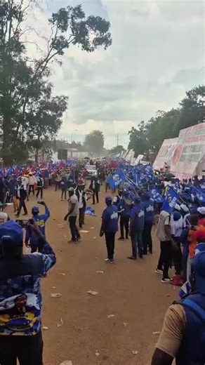 La mobilisation de la vague bleue sauve encore le candidat du PCT à Dolisie. Le PCT est il écarté de la campagne présidentielle ? Pierre MOUSSA , le directeur de campagne est porté disparue. #brazzanews