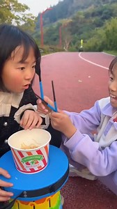 93K views · 905 reactions | The naughty child laughed at the little girl's short stature. The righteous little sister gave her a mysterious prop, which instantly made her taller than the naughty child. It was really refreshing!熊孩子嘲笑小女孩身材矮小，正義小姐姐送她一個神秘道具，瞬間比熊孩子高出一截真解氣！ 【久久好物】 #久久好物 #搞笑 #funny #fyp | 久久好物 | Facebook