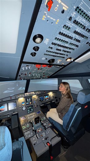 Savina Paül on Instagram: "🚨Los colores de cabina important más de lo que parece; hoy os explico que significan los botones iluminados en verde, naranja, azul, blanco o rojo. Este es el motivo por el cual tenemos tantas restricciones con la vista: no podemos ser daltónicos para ejercer esta profesión porque ver bien, de forma clara y correcta cada indicación de cabina; es primordial para la seguridad 🕹️ Sim del A320 de Hangar 10"