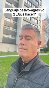 En el #comuniconsejo de ayer te hablaba de qué es el lenguaje pasivo agresivo y de lo que hay realmente detrás. Hoy damos un paso más: cómo podemos responder sin entrar en el juego… y sobre todo, sin escalar, sin hacer más daño. La solución no es responder atacando ni tampoco callar. La solución es tan simple como aprender a hablar claro con calma. Te comparto las 4 claves más efectivas - Traducir lo que hay detrás. - Agradecer y redirigir. - Usar humor (del sano). - Pedir claridad con respeto. 