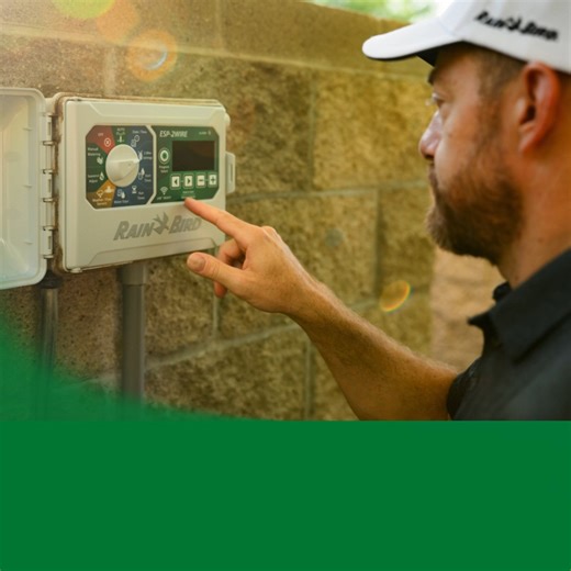 Riega más fácil y eficiente con ESP-2WIRE. 📲💧 Controla hasta 50 estaciones, instala sin complicaciones y gestiona todo desde tu móvil con WiFi LNK2. Ahorra tiempo, agua y esfuerzo en jardines, espacios comerciales o deportivos. Más información: https://bit.ly/41G28BS ⬅️ | Rain Bird Latinoamérica