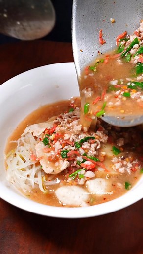 46K views · 392 reactions | ร้านอาหารครบจบทั้งข้าว เส้น ผัดไท ของหวาน ทานเล่น ครบเครื่อง มีห้องแอร์ @ก๋วยเตี๋ยวเรือหมูแม่อุบล | Check in เที่ยวนนทบุรี | Facebook